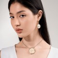 Vergoldete Halskette mit einer weißen Rose aus der Bali-Kollektion von ORSKA
