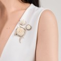 Vergoldete Anstecknadel mit geschnitzter Rose aus der Kembali-Kollektion KEB26-1 ORSKA-a