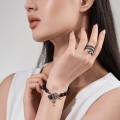 Geschnitztes Arang-Armband aus Holz mit Schlangenmotiv und silbernen Akzenten aus der Kembali-Kollektion