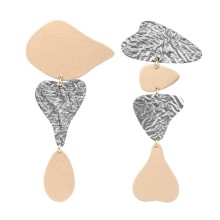 Asymmetrische goldgraue Ohrringe aus der Tache Kollektion