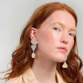 Asymmetrische, goldgraue Ohrringe aus der Tache TAK42-7-3 ORSKA Kollektion