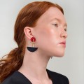 Große rote und schwarze Ohrringe