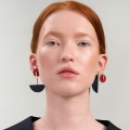 Rote und schwarze geometrische Tache-Ohrringe