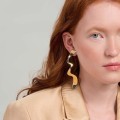 Lange, unregelmäßige Ohrringe mit Glanz aus der Tache-Kollektion