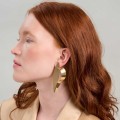Große goldene Ohrstecker