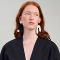 Asymmetrische, schwarz-weiße Ohrringe aus der Tache TAK38-7-1 ORSKA Kollektion