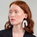 Asymmetrische, schwarz-weiße Ohrringe aus der Tache TAK38-7-2 ORSKA Kollektion