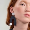 Asymmetrische, schwarz-weiße Ohrringe aus der Tache TAK38-7-3 ORSKA Kollektion