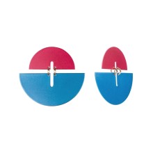 Himbeer- und blaue Ohrringe aus der Tache Kollektion