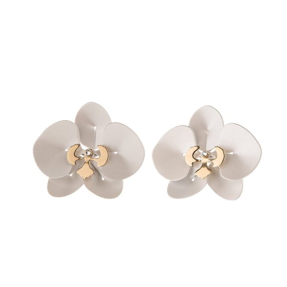 Weiße handgefertigte Orchideenblüten-Ohrringe aus der Plantis-Kollektion - Orska Schmuck