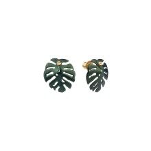 Kleine, grüne Monstera-Ohrringe mit Löchern aus der Plantis Kollektion