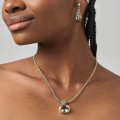 Kurze Halskette aus grünen Natursteinen mit einem Amethyst-Anhänger aus der Duo DON68-1 Kollektion