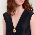 Narzissenförmige Anstecknadel mit Onyx ORSKA Jewelry PLB28-1