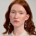 Hängende, florale Ohrstecker - Kamille ORSKA Schmuck PLK42-17