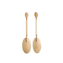 Lange goldene Ohrringe aus der Moon Kollektion