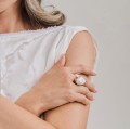 Vergoldeter Ring mit einer großen, unregelmäßigen Perle aus der Verum VRP89-1 ORSKA Kollektion