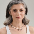 Elegante Halskette mit Perlen und Silberanhängern aus der Soda-Kollektion