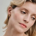 Goldene Ohrringe in Form einer Spitze aus der Kollektion BeryBEK18-13 ORSKA