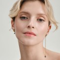Asymmetrische goldene Blumenohrringe mit Kristall aus der Bery BEK28-17 ORSKA Kollektion
