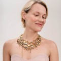 Eine auffällige Goldkette mit Kristallen aus der Soda-Kollektion