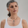 Silberkette mit Pflanzenmotiv und Natursteinen kombiniert mit Ohrringen aus der gleichen Serie ORSKA Schmuck