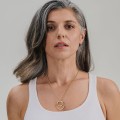 Halskette mit einem von der Nabellinie inspirierten Anhänger aus der Body-Kollektion