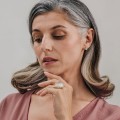 Vergoldeter Ring mit großem, rundem Kristall aus der Julia JP48-2 ORSKA Kollektion