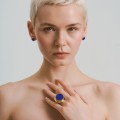 Geometryczny pierścionek na szerokiej obrączce z lapis lazuli z kolekcji Orini ORP72-2
