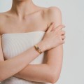 Sztywna, pozłacana bransoletka z lapis lazuli z kolekcji Orini ORA46-3