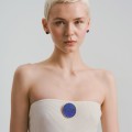 Okrągła pozłacana broszka z dużym lapis lazuli z kolekcji Orini ORB54-1 ORSKA