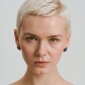 Pozłacane kolczyki na sztyft z lapis lazuli z kolekcji Orini