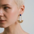 Wiszące, pozłacane kolczyki z lapis lazuli z kolekcji Orini