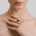Złota obrączka z lapis lazuli z kolekcji Orini