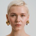 Okrągłe, złote kolczyki z lapis lazuli z kolekcji Orini