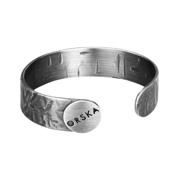 Ein Armband mit geschmiedeter Oberfläche aus der Revolt ORSKA Kollektion