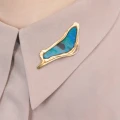 Künstlerische Anstecknadel für die Forscience Foundation mit einem arktischen Stein aus der New Stone NSB22-1 ORSKA-Kollektion