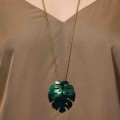 Eine prächtige Halskette mit einer grünen Monstera mit Löchern aus der Plantis-Kollektion PLN48-3 - Orska Schmuck