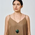 Halskette mit grüner Monstera mit Löchern aus der Plantis-Kollektion PLN48-3 - Orska Schmuck