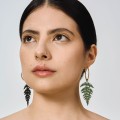 Goldene Creolen mit grünen Farnblättern aus der Plantis Kollektion PLK36-3 ORSKA Schmuck