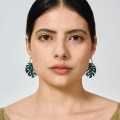 Grüne Ohrringe in Form einer löchrigen Monstera aus der Kollektion Plantis PLK31-7 - ORSKA Schmuck