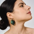 Grüne Ohrringe in Form einer löchrigen Monstera aus der Kollektion Plantis PLK31-7 - ORSKA