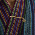 Vergoldete Ansteckbrosche zum blauen MAXI-Kimono – ORSKA
