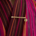 Vergoldete Ansteckbrosche zum fuchsiafarbenen MAXI-Kimono