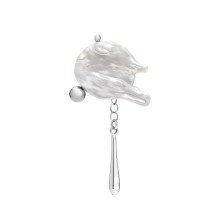 Eine Brosche mit Perle und silbernem Anhänger aus der Perle-Kollektion