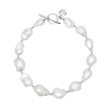 Eine silberne Halskette mit prächtigen, unregelmäßigen Perlen aus der Perle-Kollektion