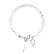 Eine kurze Halskette aus unregelmäßigen Perlen aus der Perle-Kollektion