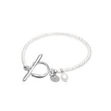 Ein zartes Perlenarmband mit dekorativem Verschluss aus der Perle-Kollektion