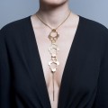 Künstlerische, lange Halskette aus der Apis-Kollektion