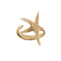 Ein Ring in Seesternform aus der Kollektion der Marke ORSKA