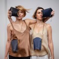BECH12-2 Goldanhänger mit einem Vogel an einer veganen GOJI-Tasche aus der VIVO-Kollektion, handgefertigt - ORSKA Kunstschmuck